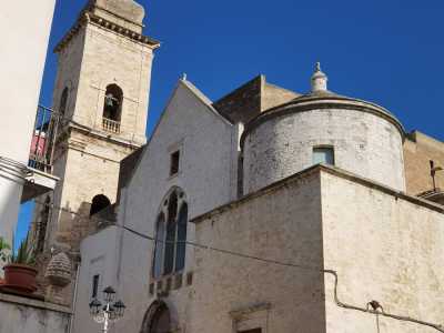 Ci troviamo nei pressi della duecentesca chiesa di San Francesco d�Assisi (detta �della Scarpa�). Una posizione non casuale, visto che proprio attorno ai luoghi di culto si concentrava un tempo la vita cittadina